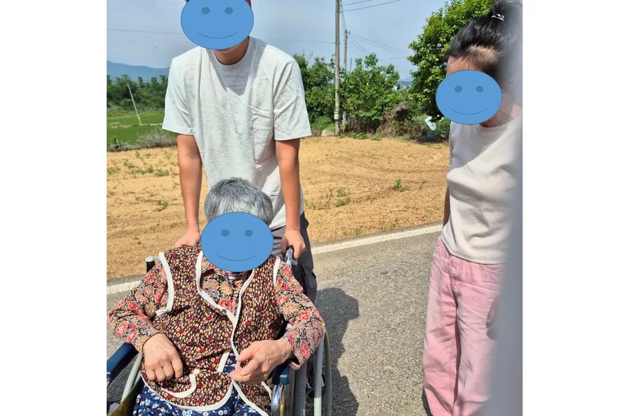 맑은 날 야외에서 산책을 즐기는 모습